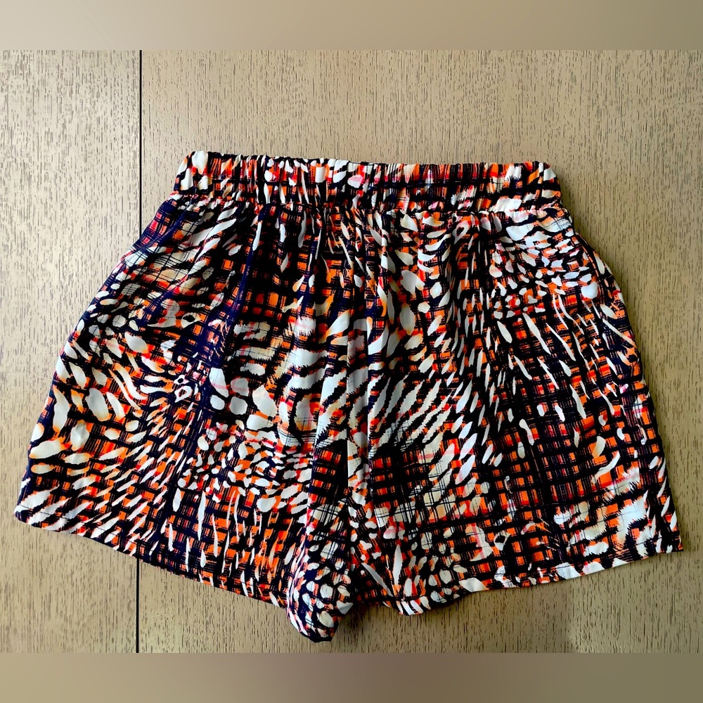 NWT Tyche woman's size small multicolor poly shorts in new excellent condition